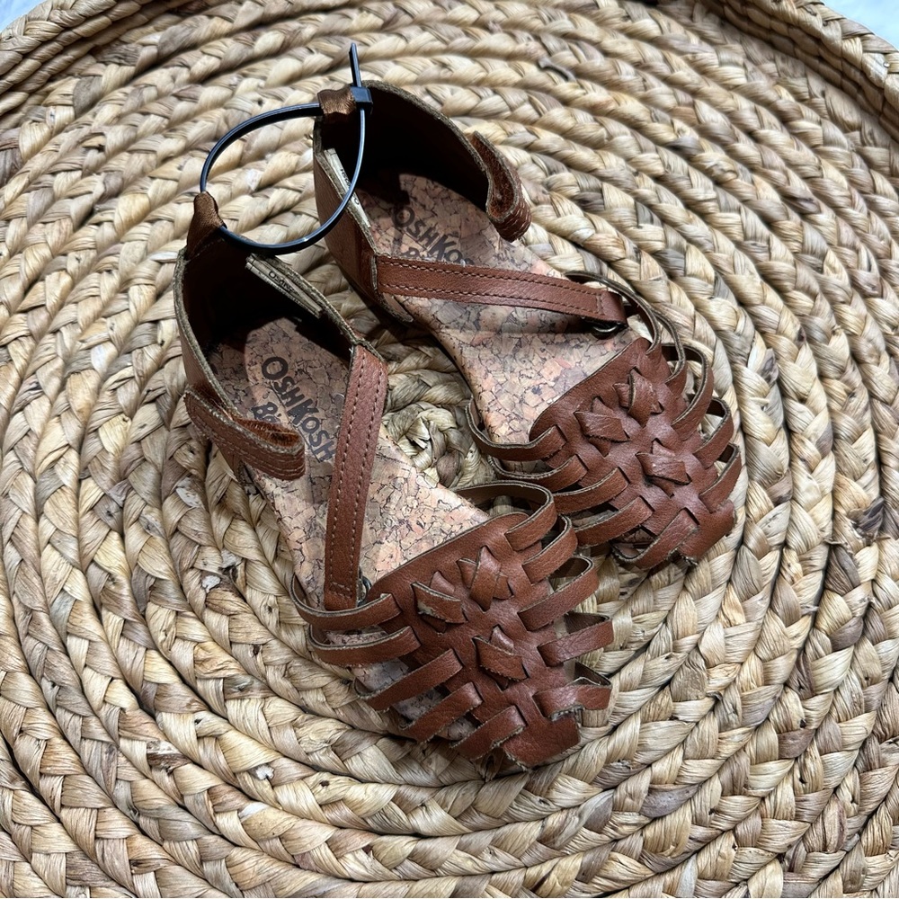Size 6 Brown Osh Kosh Sandals